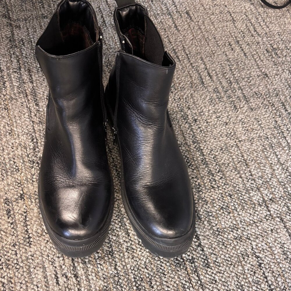 Blondo Waterproof Chelsea Boots Size 9